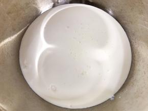 无油无水的盆里倒入350克淡奶油