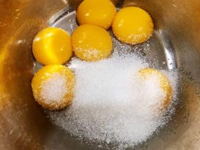 蛋黄加入50克白糖