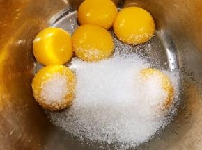 蛋黄加入50克白糖