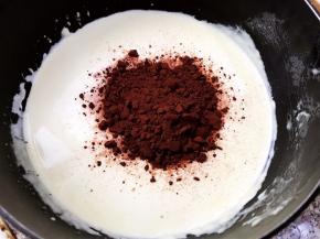 奶锅里再放入150克淡奶油，50克白糖和15克可可粉搅拌均匀