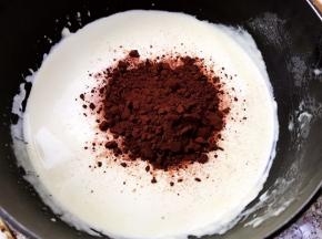 奶锅里再放入150克淡奶油，50克白糖和15克可可粉搅拌均匀