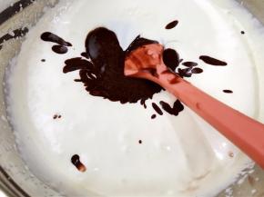 把巧克力蛋糊过筛到打发好的淡奶油里