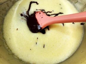 把巧克力糊倒入前面做好的蛋糊里