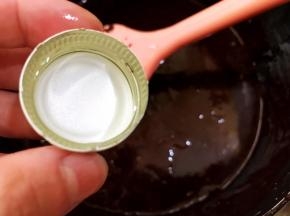 加入1瓶盖朗姆酒搅拌均匀