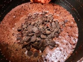 趁热加入黑巧克力