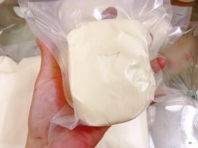 奶油奶酪保存方法：按重量分装好用保鲜膜包紧，再装入真空袋里抽真空，冷藏保存2个月都不会有问题