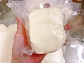 奶油奶酪保存方法：按重量分装好用保鲜膜包紧，再装入真空袋里抽真空，冷藏保存2个月都不会有问题