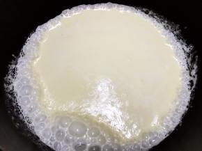 奶锅里加入100克淡奶油煮开