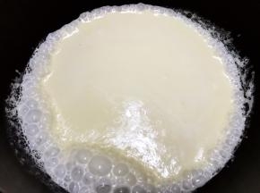 奶锅里加入100克淡奶油煮开