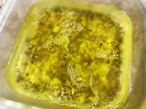 蛋清轻轻倒在容器里，千万不要搅拌啊