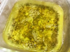 蛋清轻轻倒在容器里，千万不要搅拌啊