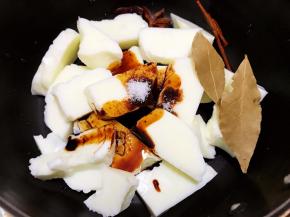 奶锅里加入老抽，盐，八角桂皮香叶