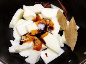 奶锅里加入老抽，盐，八角桂皮香叶