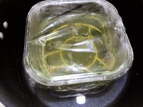 盖上保鲜膜，用牙签戳几个孔，中小火蒸至凝固