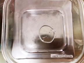 找一个不粘的容器，里面抹上植物油