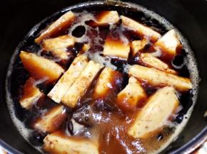 中火煮开后转小火卤20分钟，到时间后泡至入味即可