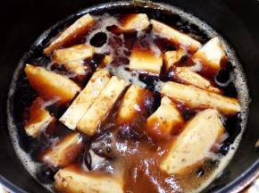 中火煮开后转小火卤20分钟，到时间后泡至入味即可