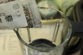 称好的三色藜麦放入破壁机杯内。
