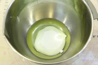 玉米油和酸奶分别称重，倒入打蛋盆内。