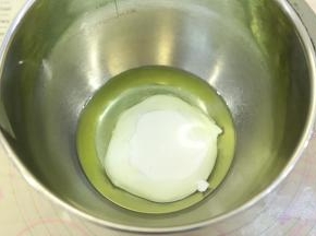 玉米油和酸奶分别称重，倒入打蛋盆内。