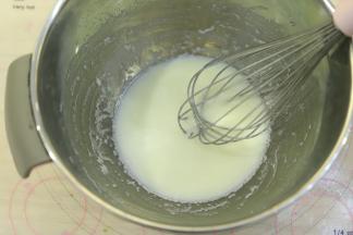 手动打蛋器混合乳化。