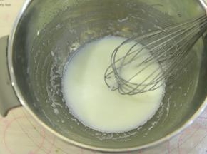 手动打蛋器混合乳化。