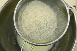 藜麦粉再次筛入油奶混合物内，拌匀。