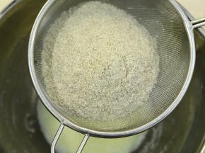 藜麦粉再次筛入油奶混合物内，拌匀。
