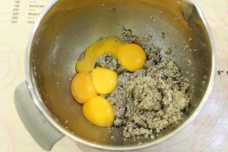 磕入蛋黄，蛋白放入冰箱冷冻备用。