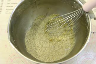 利用“Z”字形搅拌手法，拌至顺滑的蛋黄糊。