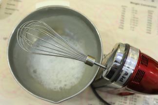 将蛋清冷冻至表面一层薄冰，打蛋器装上线抽打蛋头。