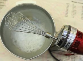 将蛋清冷冻至表面一层薄冰，打蛋器装上线抽打蛋头。