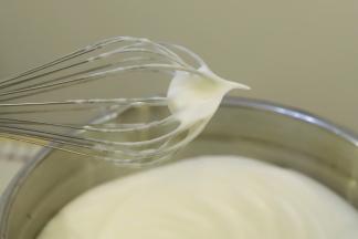 滴入5滴柠檬汁，分三次将细砂糖加入蛋清内，打发至干性发泡（短而小的尖角）。