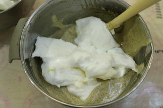 取三分之一的蛋清加入到蛋黄糊内，蛋抽画半圈的方式将蛋清和蛋黄糊混合均匀。