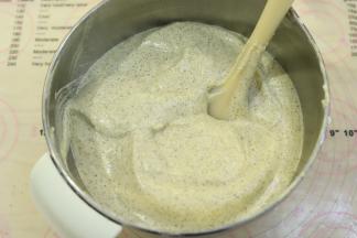 将混合均匀的蛋糕糊重新倒入剩余的蛋清内，同样手法混合均匀。