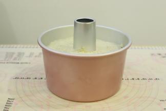 倒入七寸日式梯形加高活底蛋糕模内，从离桌面3公分的地方轻轻震一下去气泡。