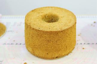 放凉后，手工或者借助脱模刀脱模。