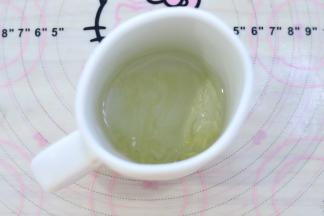 吉利丁片放入冰水内泡软。