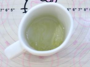 吉利丁片放入冰水内泡软。