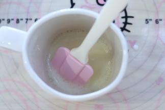 微波炉叮至软化，倒入50克的酸奶拌匀。