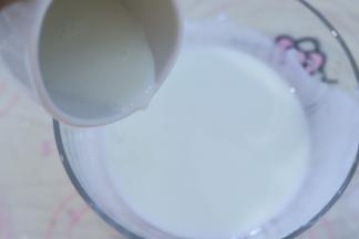 再将拌匀的吉利丁液加入酸奶内，混合均匀。