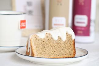 蛋糕切片，淋上酸奶。