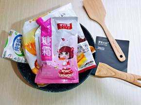 准备所需食材及工具，不粘平底锅，铲子，糖霜，细砂糖，低粉，泡打粉。