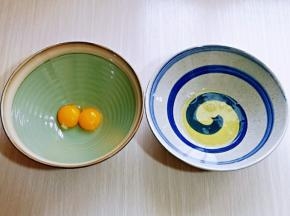 将蛋白与蛋黄分别在无油无水的器具中。