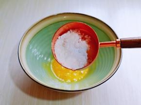 在加入称好的糖霜。