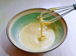 翻拌均匀，且无干粉，提起打蛋器面糊自由流动状态即可，放旁边备用。