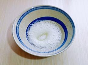 启动电动打蛋器将蛋白低速打至呈现鱼眼泡，加入三分一的细砂糖，继续保持低速。