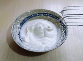 打至湿性发泡时加入最后的三分之一糖，打至蛋白出现细腻的纹路，将电动打蛋器调低速打发一会儿，感觉有些阻力时，就可以停止打发，以免消泡，提起打蛋器有微微的弯勾就可以。