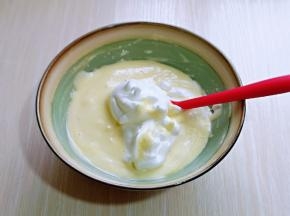 再取三分之一的蛋白霜，继续翻拌均匀。