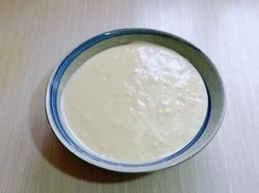 拌好的蛋糕糊，细腻光滑，饱满，轻轻震几下器具，将气泡震出。